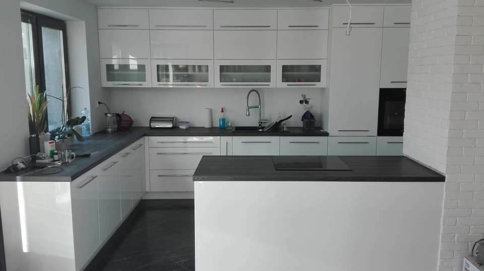 moderna biela kuchynska linka v tvare U_Extom